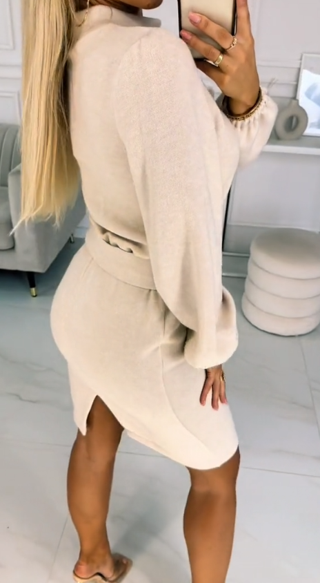 Sukienka z długim rękawem, okrągłym dekoltem, z paskiem