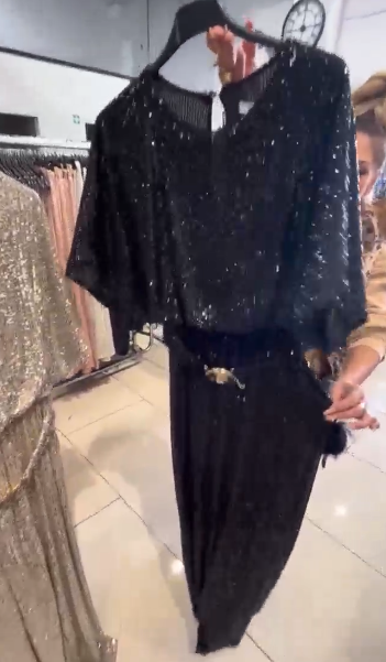 Sukienka z teksturą i cekinami, z okrągłym dekoltem i dynamiczną plisowaną spódnicą.