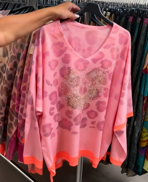 Koszula z nadrukiem w panterkę, dekoltem w serek, długimi rękawami i wzorzystym logo.