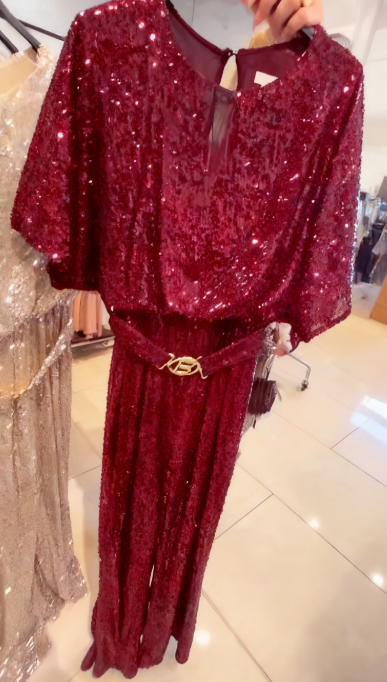 Sukienka z teksturą i cekinami, z okrągłym dekoltem i dynamiczną plisowaną spódnicą.