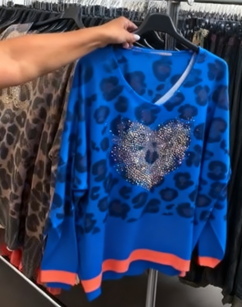 Koszula z nadrukiem w panterkę, dekoltem w serek, długimi rękawami i wzorzystym logo.