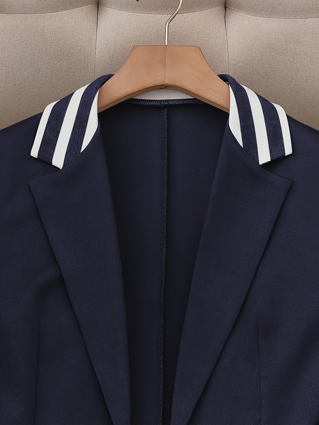 Elegancki beżowy garnitur z dwoma guzikami - Chic Solid