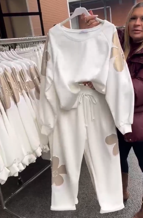 Wyjątkowy dres z kwiatowym wzorem i praktycznym ściągaczem.