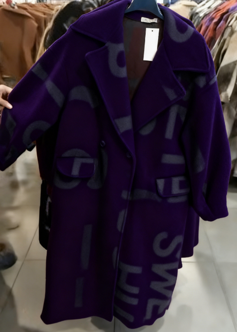 Luźny, dwurzędowy, gruby płaszcz z napisami i klapami.