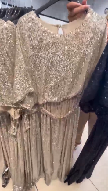 Sukienka z teksturą i cekinami, z okrągłym dekoltem i dynamiczną plisowaną spódnicą.