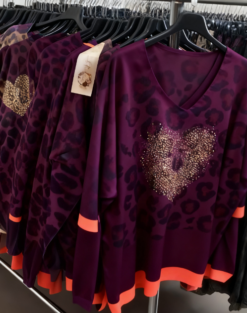 Koszula z nadrukiem w panterkę, dekoltem w serek, długimi rękawami i wzorzystym logo.