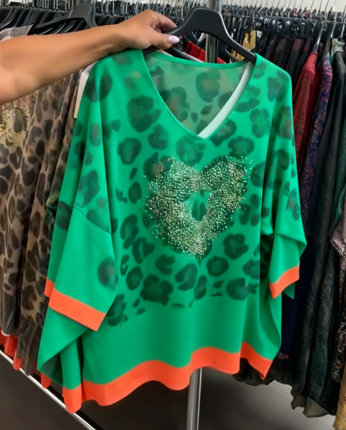 Koszula z nadrukiem w panterkę, dekoltem w serek, długimi rękawami i wzorzystym logo.