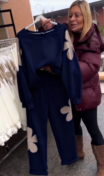 Wyjątkowy dres z kwiatowym wzorem i praktycznym ściągaczem.