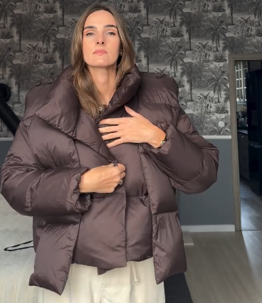 Praktyczna kurtka puchowa z kapturem w kształcie szalika.