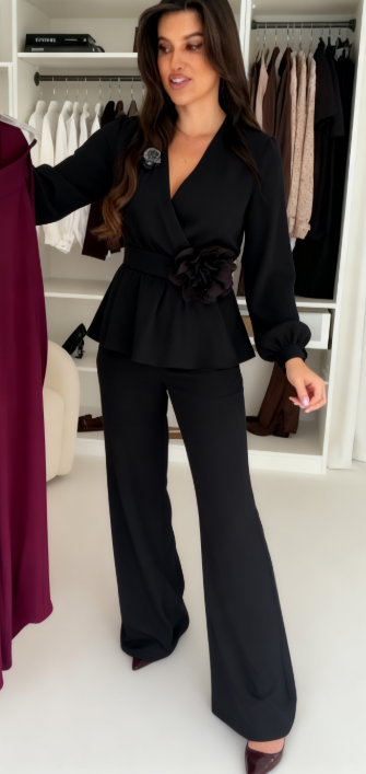 Garnitur damski z ręcznie wykonanymi trójwymiarowymi kwiatowymi zdobieniami w talii i luźnymi spodniami.