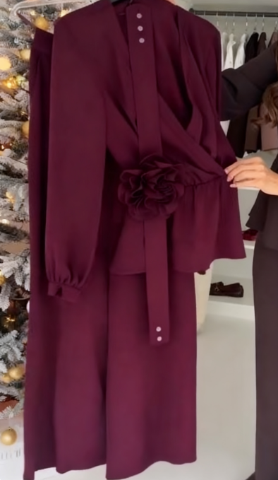 Garnitur damski z ręcznie wykonanymi trójwymiarowymi kwiatowymi zdobieniami w talii i luźnymi spodniami.