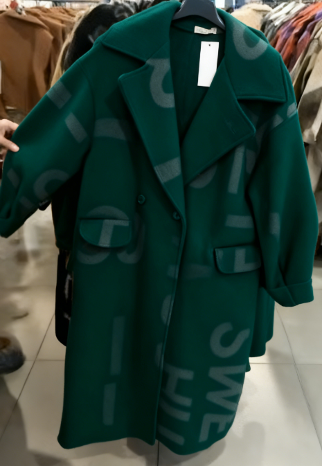 Luźny, dwurzędowy, gruby płaszcz z napisami i klapami.