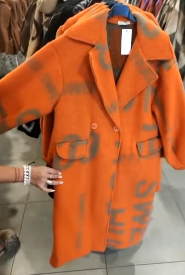 Luźny, dwurzędowy, gruby płaszcz z napisami i klapami.