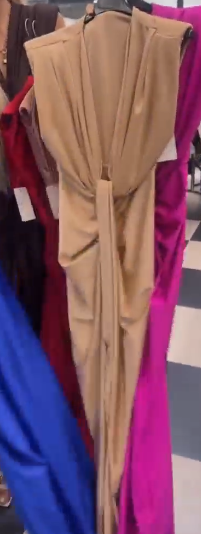 Sukienka bez rękawów z dekoltem w serek i skręconymi zakładkami