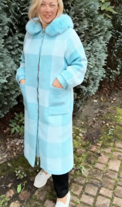 Elegancki, kratkowany płaszcz z kapturem, wykończony futerkiem.