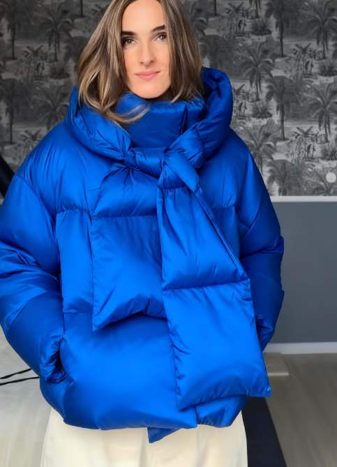 Praktyczna kurtka puchowa z kapturem w kształcie szalika.