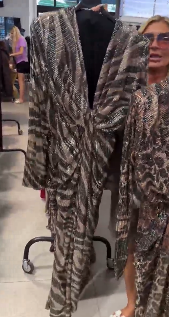 Sukienka z nadrukiem zwierzęcym, dekolt w serek, długie rękawy