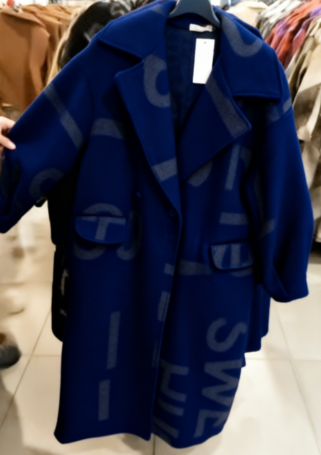 Luźny, dwurzędowy, gruby płaszcz z napisami i klapami.