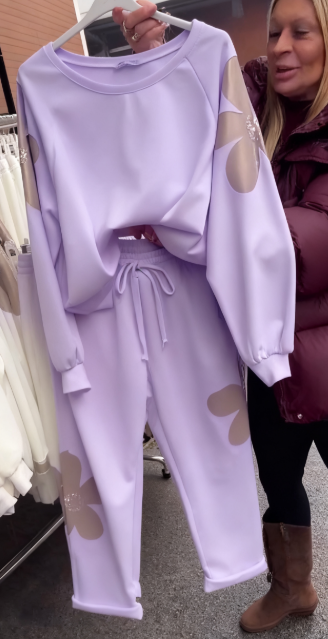 Wyjątkowy dres z kwiatowym wzorem i praktycznym ściągaczem.