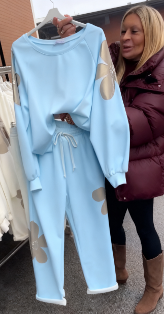 Wyjątkowy dres z kwiatowym wzorem i praktycznym ściągaczem.