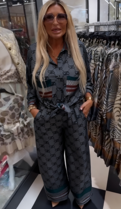 Dwuczęściowy, wzorzysty, damski garnitur casualowy z kieszeniami