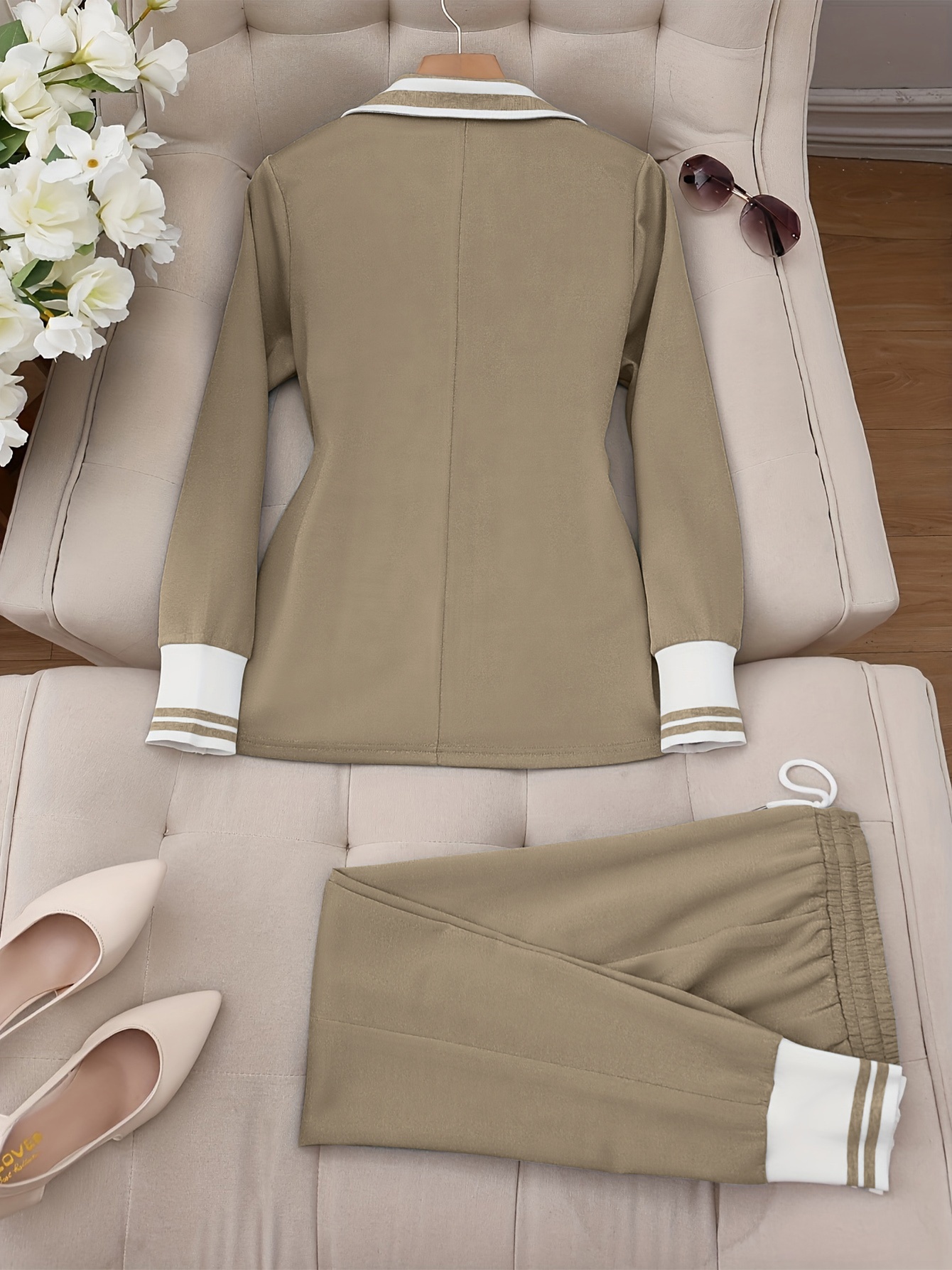 Elegancki beżowy garnitur z dwoma guzikami - Chic Solid