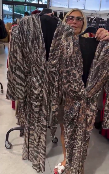 Sukienka z nadrukiem zwierzęcym, dekolt w serek, długie rękawy