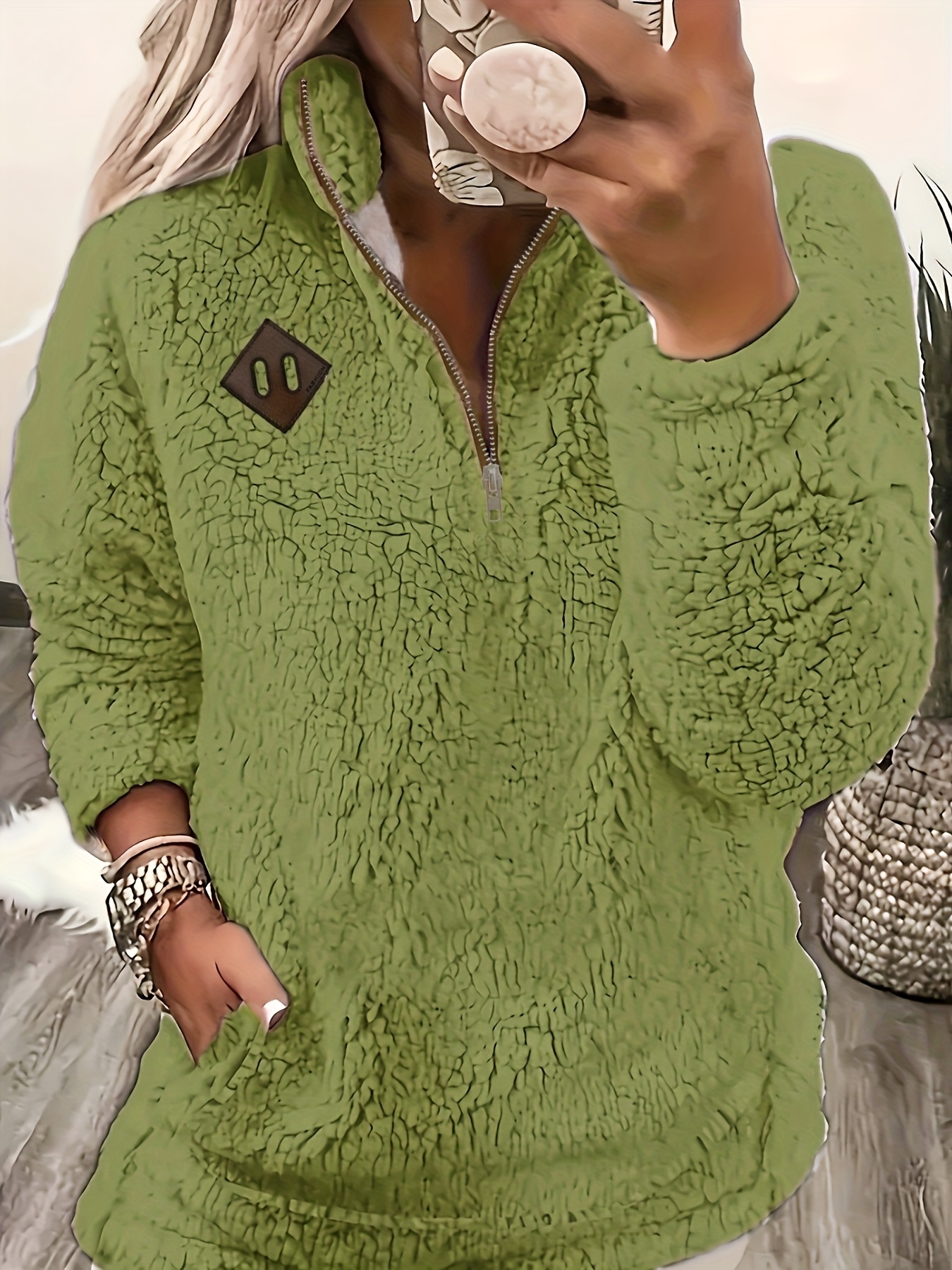 Stylowa i elegancka bluza z kapturem kierunkowym
