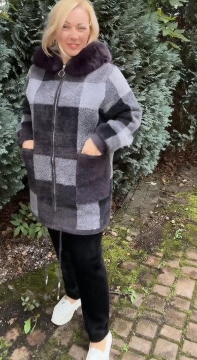 Elegancki, kratkowany płaszcz z kapturem, wykończony futerkiem.