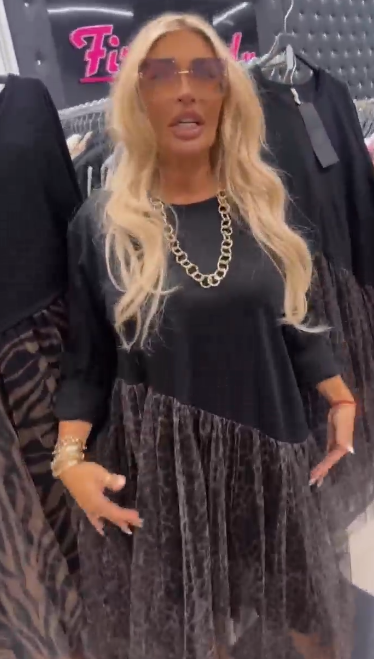 Sukienka z okrągłym dekoltem i długimi rękawami, ozdobiona półprzezroczystym, asymetrycznym nadrukiem.