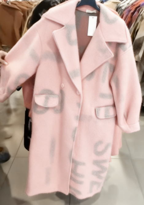 Luźny, dwurzędowy, gruby płaszcz z napisami i klapami.