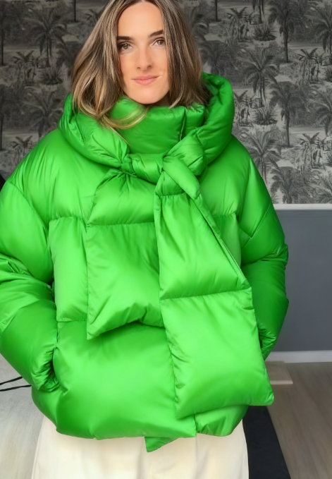 Praktyczna kurtka puchowa z kapturem w kształcie szalika.