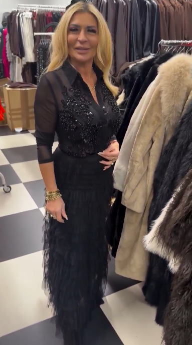 Komplet składa się z koszuli z cekinami i wielowarstwowej spódnicy z tiulu.