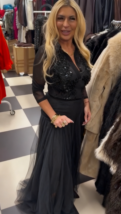 Komplet składa się z koszuli z cekinami i wielowarstwowej spódnicy z tiulu.