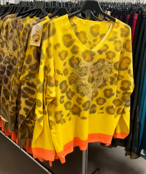 Koszula z nadrukiem w panterkę, dekoltem w serek, długimi rękawami i wzorzystym logo.