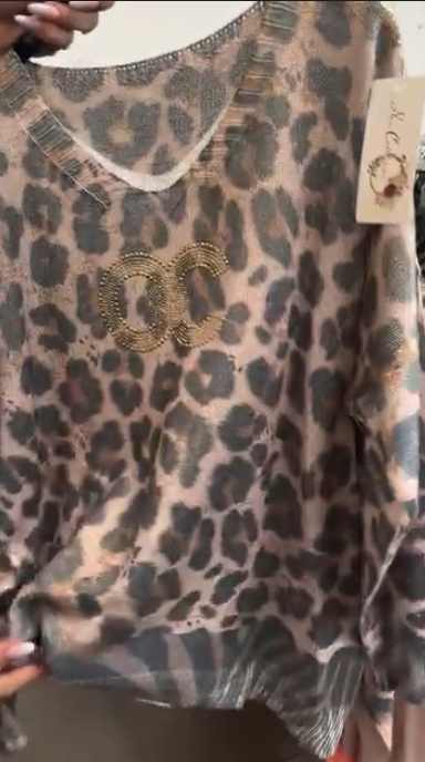 Koszula z nadrukiem w panterkę, dekoltem w serek, długimi rękawami i wzorzystym logo.