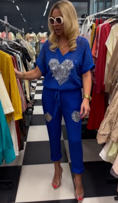 Strój składający się z koszuli z dekoltem w serek i spodni, ozdobiony wyjątkowymi wycięciami i cekinowymi sercami.