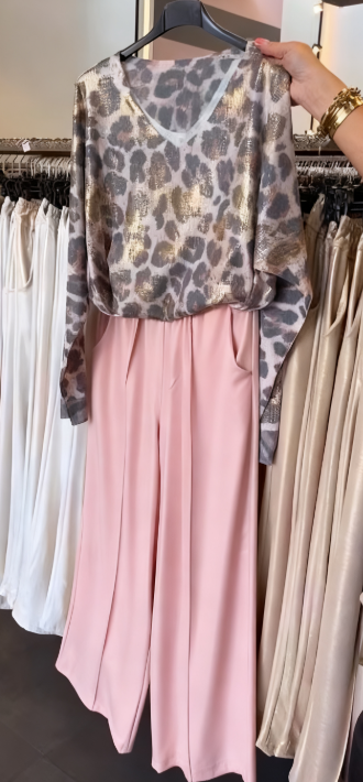 Koszula z nadrukiem w panterkę i dekoltem w serek w połączeniu ze spodniami z szerokimi nogawkami