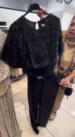 Sukienka z teksturą i cekinami, z okrągłym dekoltem i dynamiczną plisowaną spódnicą.