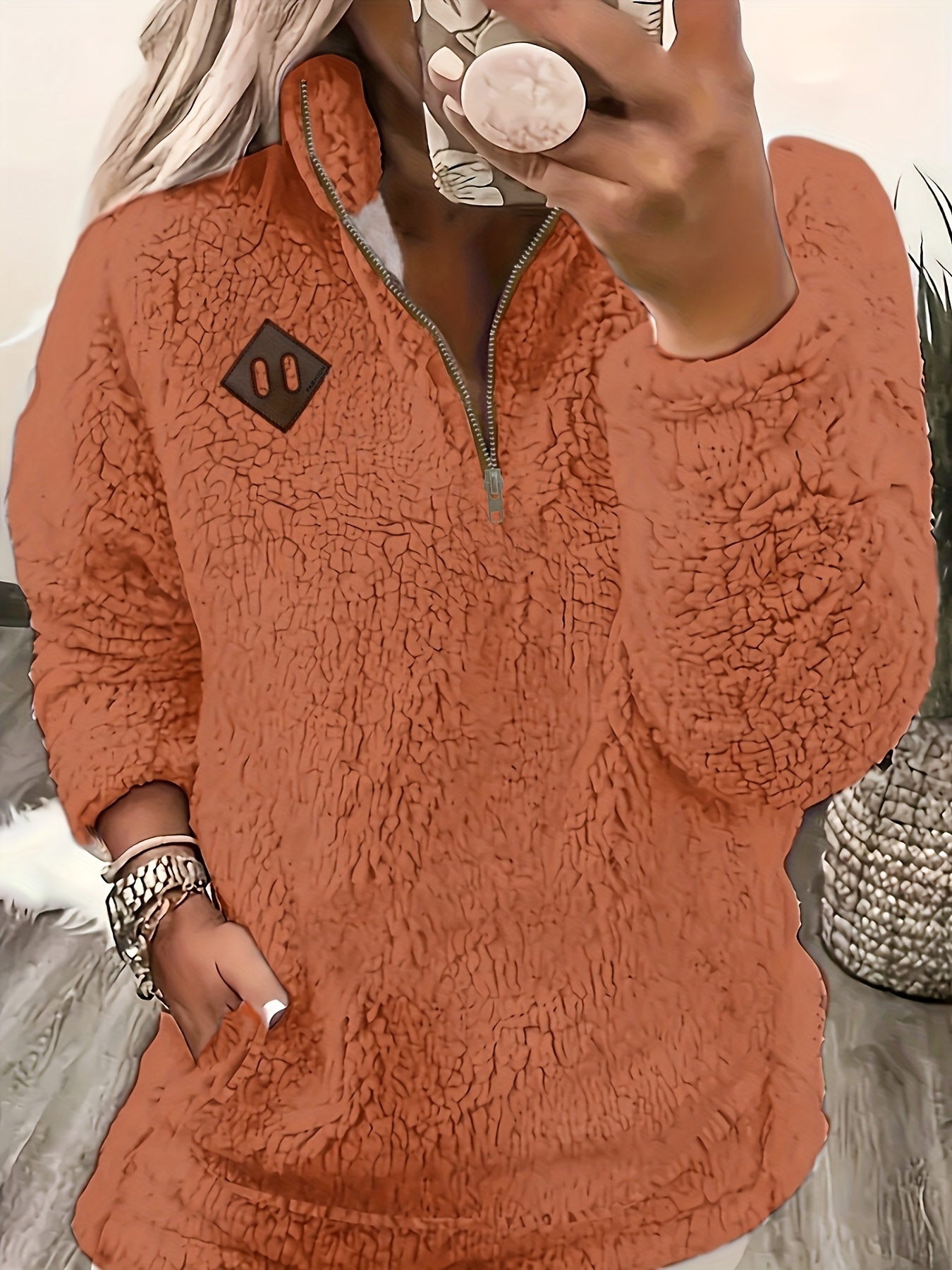 Stylowa i elegancka bluza z kapturem kierunkowym