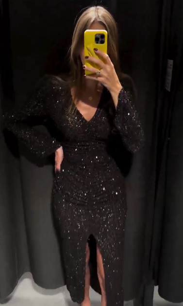 Sukienka z głębokim dekoltem w serek, delikatnymi rozcięciami i zdobieniami z cekinów.