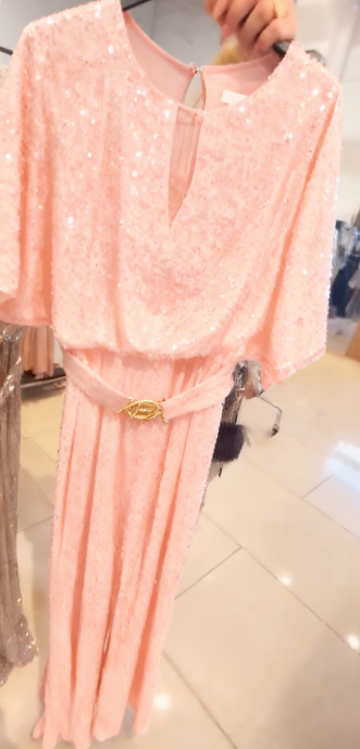 Sukienka z teksturą i cekinami, z okrągłym dekoltem i dynamiczną plisowaną spódnicą.