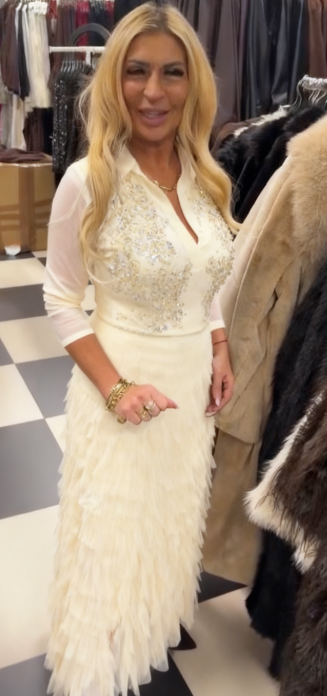 Komplet składa się z koszuli z cekinami i wielowarstwowej spódnicy z tiulu.