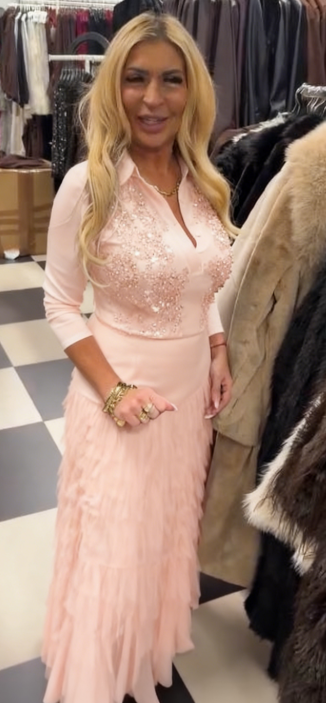 Komplet składa się z koszuli z cekinami i wielowarstwowej spódnicy z tiulu.