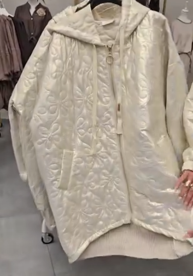 Damska bawełniana kurtka z kapturem i długim rękawem, ściągana sznurkiem, odpowiednia do noszenia jesienią i zimą, ozdobiona kwiatowym wzorem.