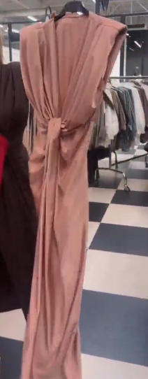 Sukienka bez rękawów z dekoltem w serek i skręconymi zakładkami