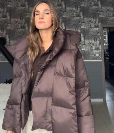 Praktyczna kurtka puchowa z kapturem w kształcie szalika.