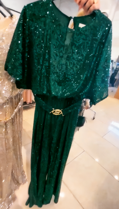 Sukienka z teksturą i cekinami, z okrągłym dekoltem i dynamiczną plisowaną spódnicą.