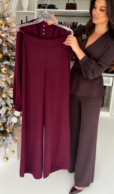 Garnitur damski z ręcznie wykonanymi trójwymiarowymi kwiatowymi zdobieniami w talii i luźnymi spodniami.