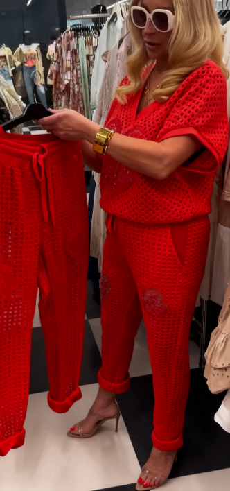 Strój składający się z koszuli z dekoltem w serek i spodni, ozdobiony wyjątkowymi wycięciami i cekinowymi sercami.